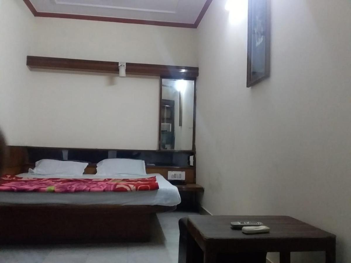 Hotel Yes Please Lodge New Delhi Ngoại thất bức ảnh