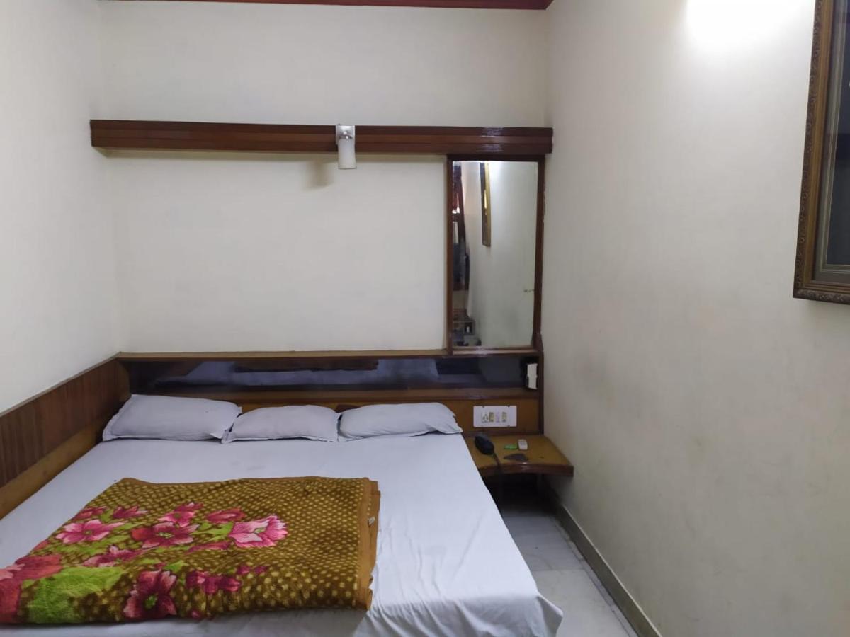 Hotel Yes Please Lodge New Delhi Ngoại thất bức ảnh