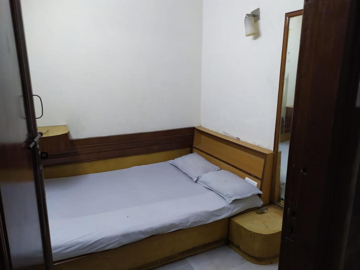 Hotel Yes Please Lodge New Delhi Ngoại thất bức ảnh